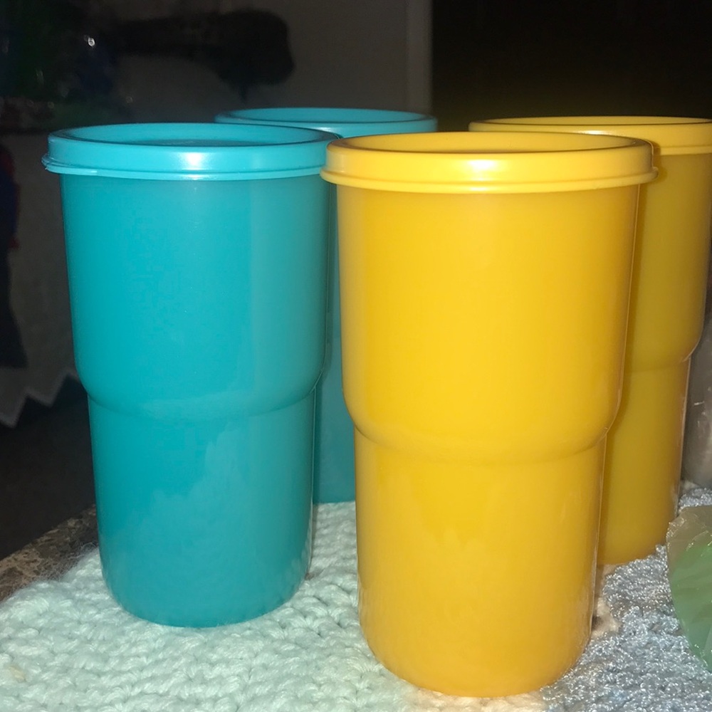 Tupperware cups set of 4💛💙